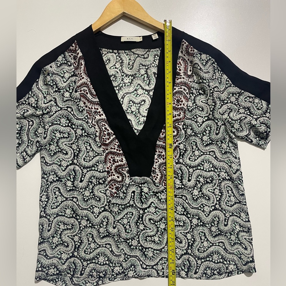 A.L.C. silk Monochrome V-Neck Patterned Blouse  Top - Picture 3 of 6